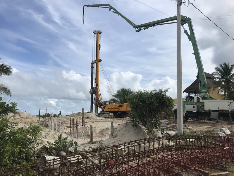 Vista de la costa turquesa de Telchac durante obra de cimentación