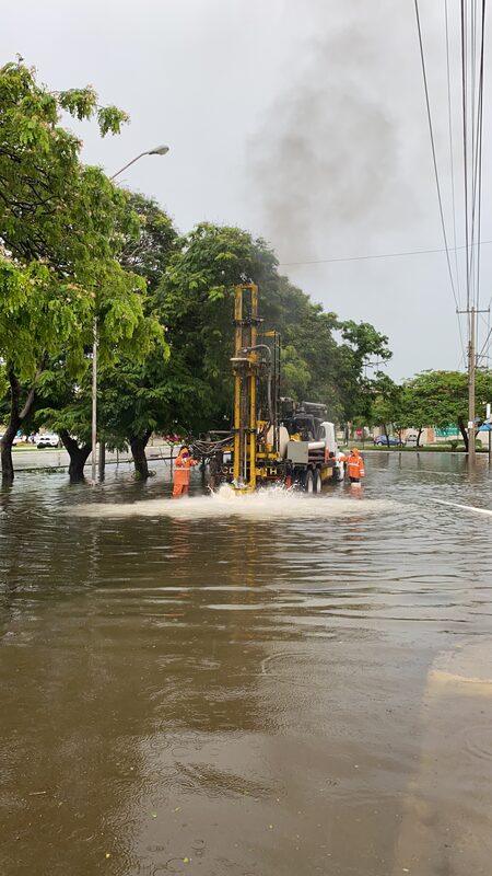 Máquina perforadora operando bajo lluvia en Mérida