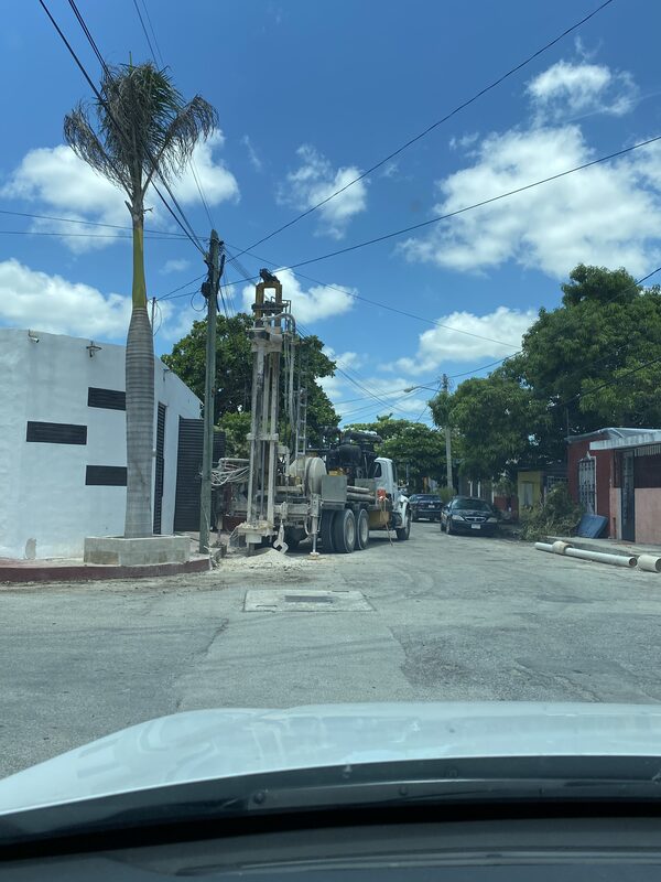 Equipo de perforación en obra de drenaje pluvial, Mérida