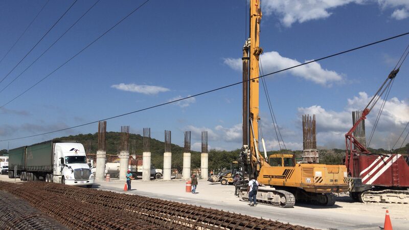 Pilotes de cimentación para puente vial en Haltunchén, con grúa y columnas de concreto